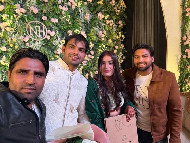 नीरज की रिसेप्सन पार्टी में पहुंचे बॉक्सर राजेश कुमार राजौंद और मनोज कुमार।