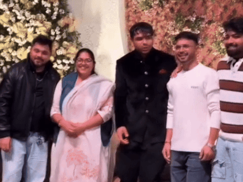 नीरज चोपड़ा व हिमानी मोर की रिसेप्शन की पार्टी में पहुंची हास्य हरयाणवी कलाकार रेनू दूहन और लास्ट लाइन सवेटर में संजीत सरोहा लेखक हरयाणवी।