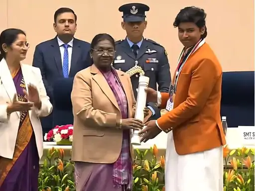 वैभव सूर्यवंशी को आज राष्ट्रपति द्रौपदी मुर्मू ने सम्मानित किया।