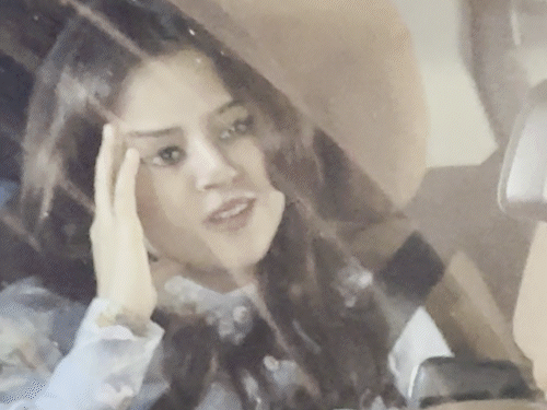 एमएस धोनी की पत्नी साक्षी भी पार्टी में पहुंचीं।