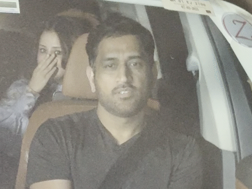 धोनी सलमान के खास दोस्त हैं। सलमान 2024 में धोनी के जन्मदिन पर उनके साथ मौजूद थे।