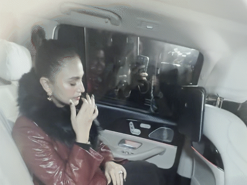 बर्थडे में हुमा कुरैशी रेड जैकेट में नजर आईं।