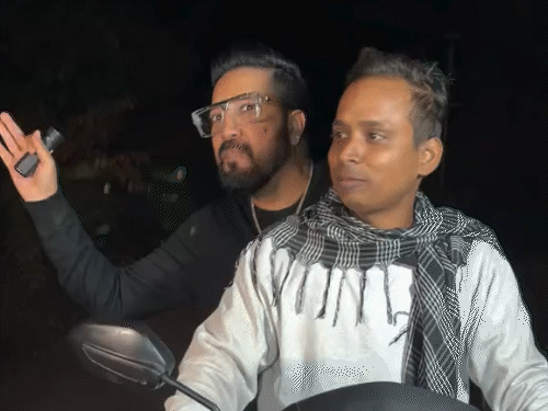 पार्टी में सिंगर मीका सिंह स्कूटी से पहुंचे। उनकी कार रास्ते में फंस गई थी। इसलिए वह स्कूटी से लिफ्ट लेकर पार्टी में आए।