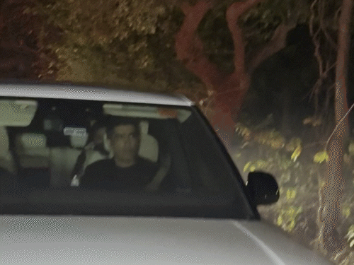 मनीष मल्होत्रा ब्लैक आउटफिट में पहुंचे।