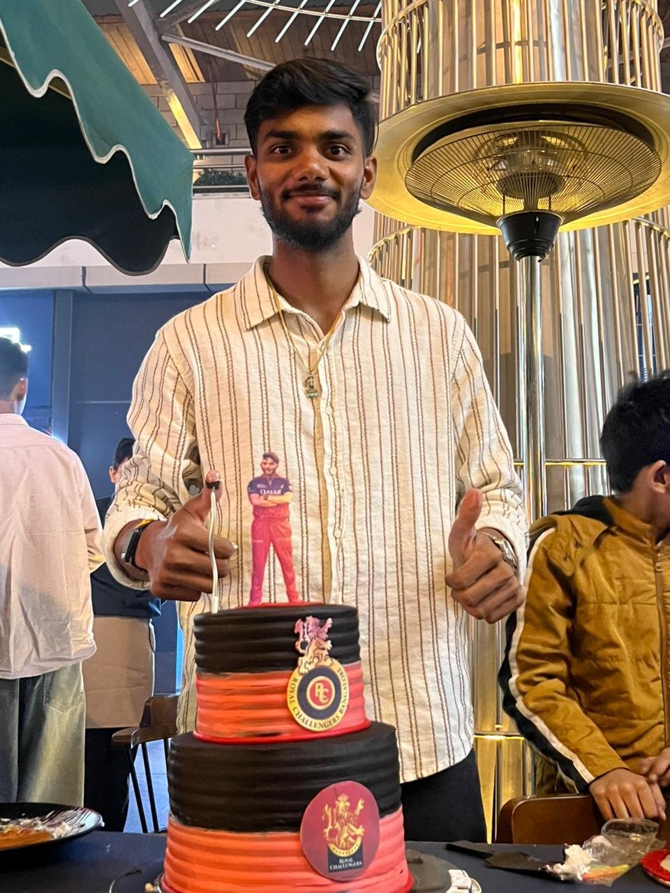 IPL के लिए RCB में चयन के बाद का कनिष्क चौहान का फोटो।