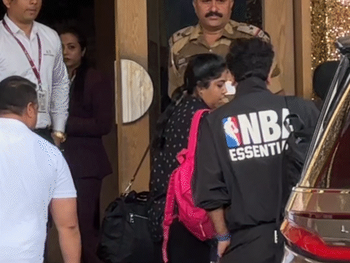 रणबीर ब्लैक आउटफिट में नजर आए।