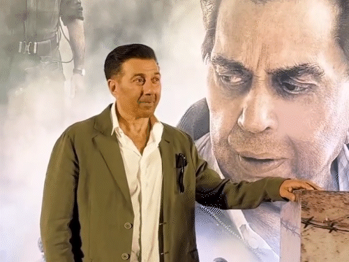 धर्मेंद्र के बेटे सनी देओल भी स्क्रीनिंग में शामिल हुए हैं।