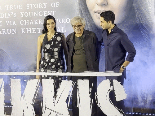 फिल्म की लीड एक्ट्रेस सिमर भाटिया, अगस्त्या नंदा के साथ पहुंची थीं।