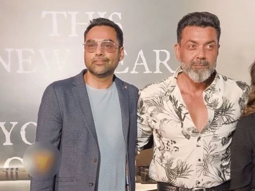 बॉबी देओल, कजन अभय देओल, पत्नी तान्या और बेटे के साथ स्क्रीनिंग में पहुंचे।