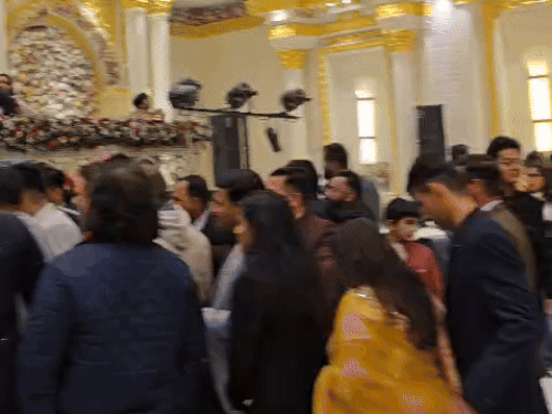 नीरज और हिमानी के साथ फोटो क्लिक कराने के लिए स्टेज के नीचे खड़े होकर इंतजार करते गेस्ट।