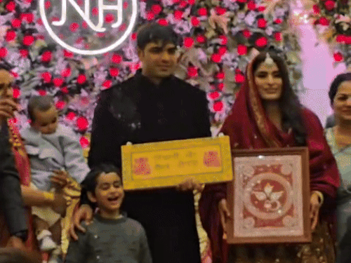 गेस्ट के साथ स्टेज पर फोटो क्लिक करवाते नीरज और हिमानी।