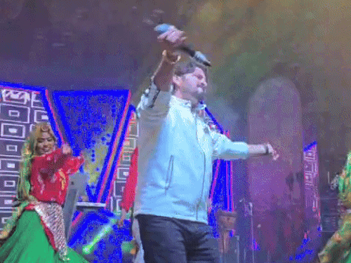 रिसेप्शन में गाना गाते सिंगर सोमवीर कथूरवाल।