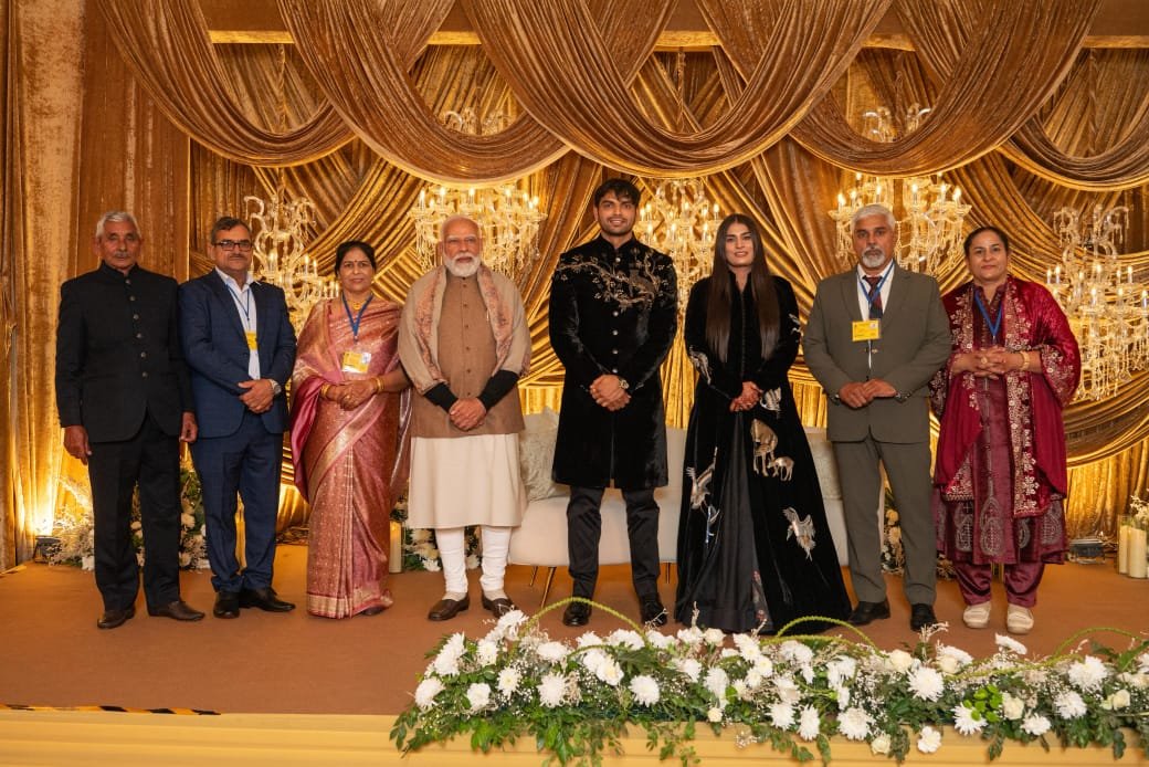 नीरज चोपड़ा और हिमानी के माता-पिता पीएम के साथ।