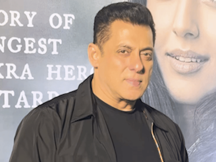 सलमान खान भी धर्मेंद्र की आखिरी फिल्म देखने पहुंचे।