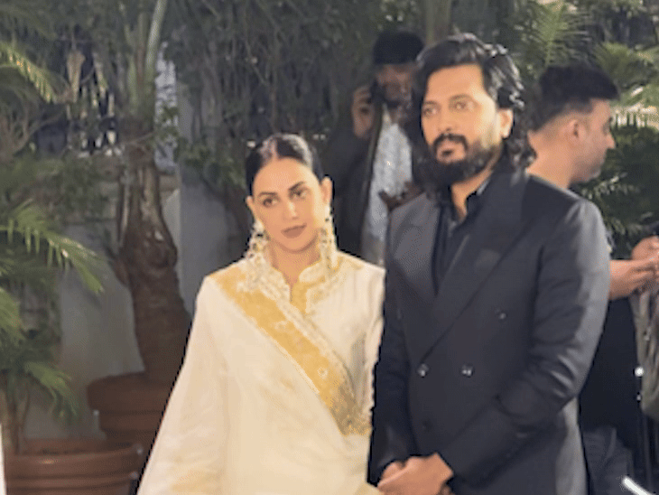 रिेतेश देशमुख, जेनेलिया डिसूजा के साथ स्क्रीनिंग में पहुंचे।