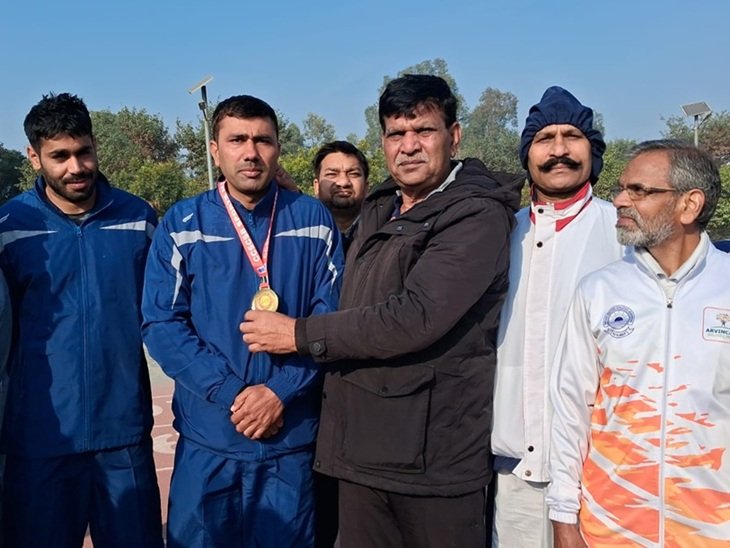 मेडल जीतकर वापस लौटने पर स्वागत करते हुए लोग।