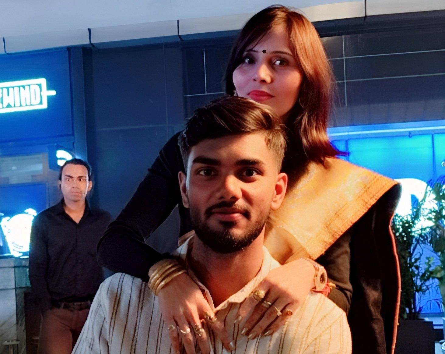 कनिष्क चौहान अपनी मां सरिता चौहान के साथ। - फाइल फोटो