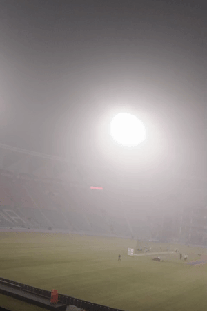 तस्वीर मंगलवार शाम करीब 7 बजे की है। जब टीम इंडिया प्रैक्टिस कर रही थी। इस दौरान इकाना में कोहरा अंदर तक छाया हुआ दिखाई दे रहा था।