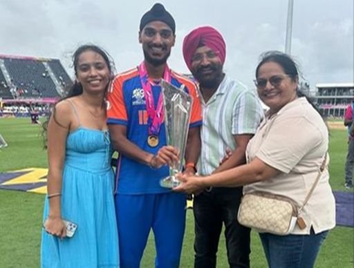 पिछले साल अमेरिका में हुए टी-20 विश्वकप जीतने के बाद ट्रॉफी के साथ अर्शदीप सिंह और उनका परिवार। -फाइल फोटो