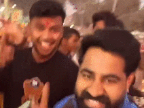 IPL में चेन्नई सुपर किंग्स का हिस्सा बनने पर जश्न मनाते हुए कार्तिक शर्मा। - Dainik Bhaskar