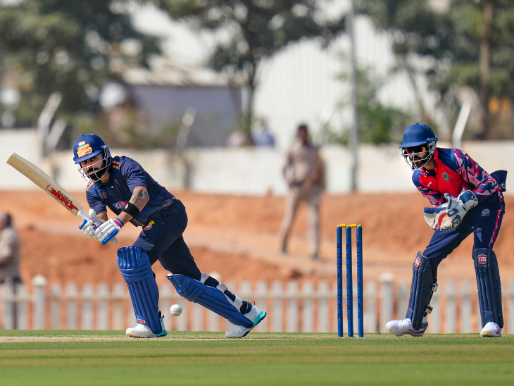 विराट कोहली ने विजय हजारे 2025-26 में अब तक दो मैच खेले हैं। उन्होंने पहले मैच में 131 और दूसरे में 77 रन बनाए। - Dainik Bhaskar