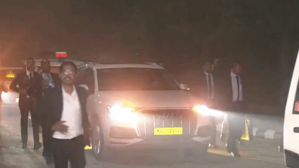 मेसी कोलकाता एयरपोर्ट से होटल के लिए निकले।