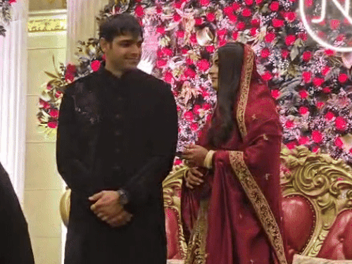 नीरज चोपड़ा ने काले रंग की इंडो-वेस्टर्न ड्रेस और हिमानी ने महरून और गोल्डन रंग का लहंगा पहना हुआ था।