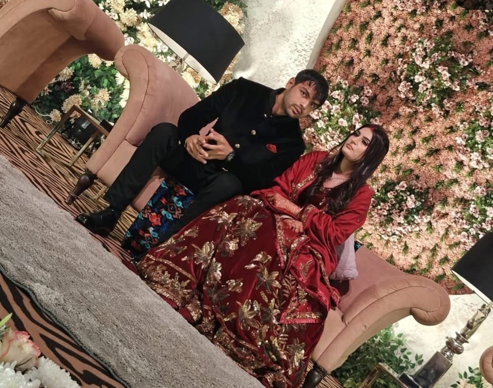 नीरज और हिमानी स्टेज पर एक साथ बैठे हुए।