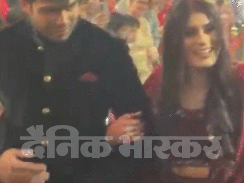 दोपहर को अपनी रिसेप्शन में हाथ में हाथ डालकर पहुंचे नीरज चोपड़ा व हिमानी मोर।