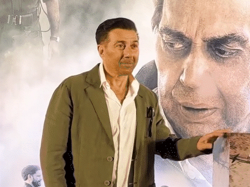 Ikkis Movie premier: son sunny deol, bobby deol to salman khan attended, rekha gets emotional | धर्मेंद्र की आखिरी फिल्म इक्कीस की स्क्रीनिंग में पहुंचे सेलेब्स: रेखा तस्वीर देख हुईं इमोशनल, बच्चन परिवार समेत सलमान खान भी हुए शामिल