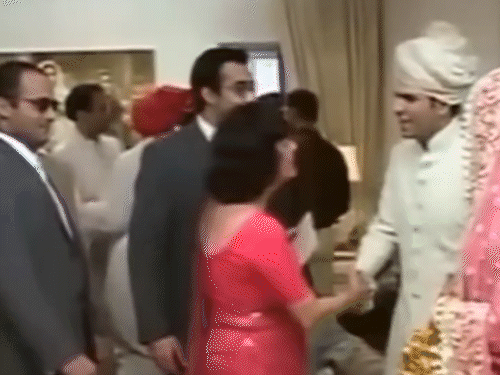 Akshay Khanna’s video from Karisma Kapoor’s wedding goes viral | करिश्मा को शादी के दिन अक्षय ने किया था किस: हाथ चूम एक्ट्रेस को दी थी बधाई, धुरंधर की सफलता के बाद वीडियो हुआ वायरल