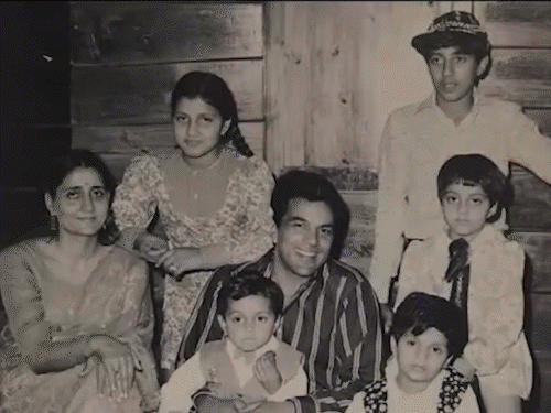 Isha paid tribute to her father through a video montage | ईशा ने पिता धर्मेंद्र को दिया इमोशनल ट्रिब्यूट: श्रद्धांजलि वीडियो में प्रकाश कौर, सनी-बॉबी देओल समेत सौतली बहनों को किया शामिल