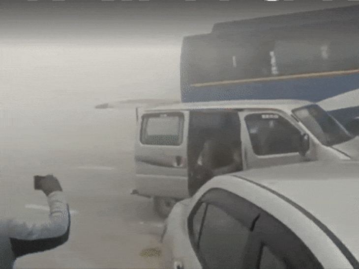 Fog Low Visibility Driving Tips; Yamuna Expressway | Hapur Accident | कोहरे के कारण सड़क हादसों में 15 लोगों की मौत: 110 गाड़ियां टकराईं, ड्राइविंग के दौरान बरतें 8 सावधानियां, ड्राइव से पहले चेक करें ये चीजें