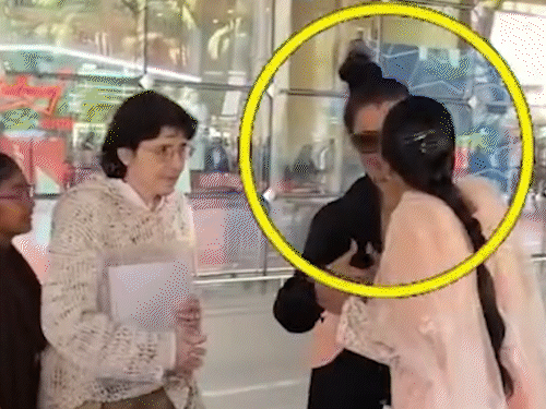Rekha pushes a fan at the airport | रेखा ने एयरपोर्ट पर फैन को दिया धक्का: महिला को सेल्फी देने से किया इनकार, यूजर्स बोले- जया बच्चन की तरह बिहेव करने लगीं