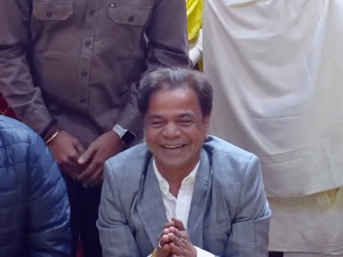 Premananda Maharaj burst out laughing after listening to Rajpal Yadav’s words. | राजपाल यादव की बातें सुन प्रेमानंद महाराज की हंसी छूटी: एक्टर ने मजाकिया अंदाज से महाराज को खूब हंसाया, दोनों की बातचीत का वीडियो वायरल