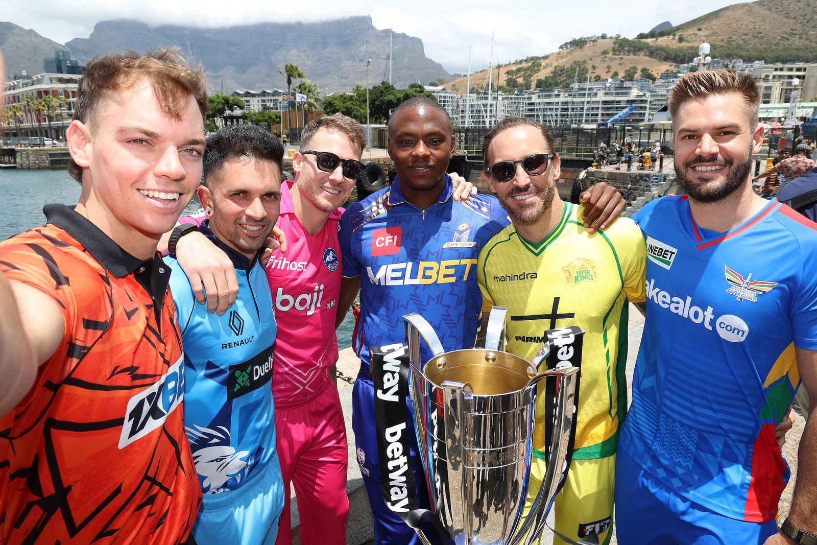 SA20 से पहले सभी टीम के कप्तानों ने ट्रॉफी के साथ फोटो खिंचवाई।