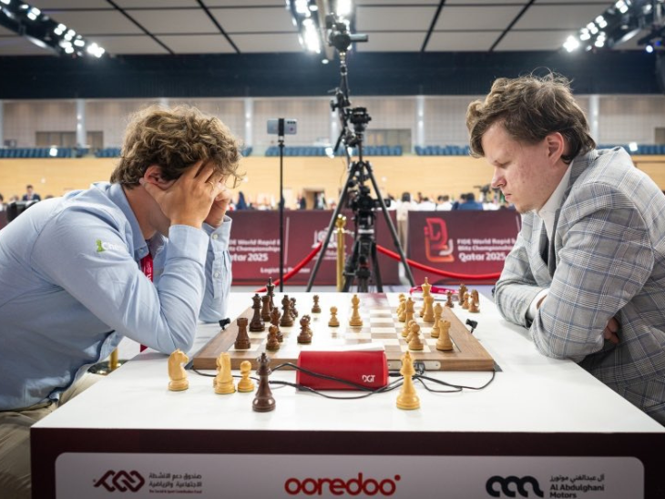 Carlson angrily shoves cameraman, VIDEO | कार्लसन ने गुस्से में कैमरामैन को धक्का दिया, VIDEO: 5 बार के चेस चैंपियन वर्ल्ड रैपिड में रूस के आर्टेमिएव से हारे