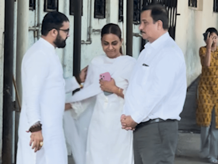 एक्ट्रेस निया शर्मा भी दोस्त को सहारा देने पहुंचीं।