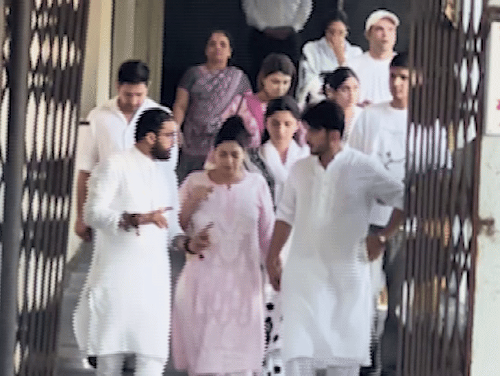 अंतिम संस्कार के बाद पत्नी को सहारा देते हुए अर्जुन।