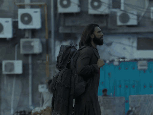 फिल्म धुरंधर में रणवीर सिंह ने हमजा नाम के एक भारतीय जासूस का किरदार निभाया है।