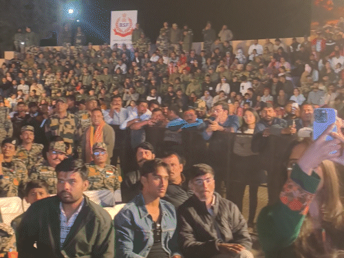 जैसलमेर में भारत–पाक बॉर्डर के पास जवानों के साथ उनके परिवार भी मौजूद रहे।