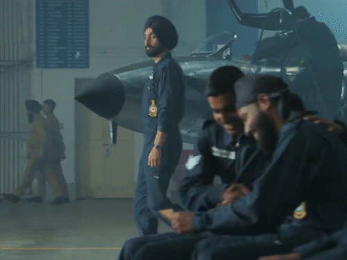 गाने के वीडियो में दिलजीत दोसांझ और वरुण धवन।