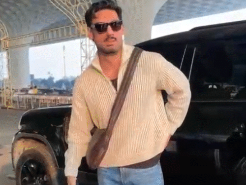 एयरपोर्ट पर अहान शेट्टी ऑफ-व्हाइट रिब्ड स्वेटर, ब्लू जींस और डार्क सनग्लासिस में नजर आए।