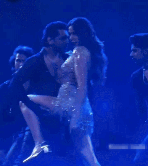 न्यू ईयर की परफॉर्मेंस के दौरान सोनम बाजवा के डांस मूव्स पर भी एतराज जताया जा रहा है।