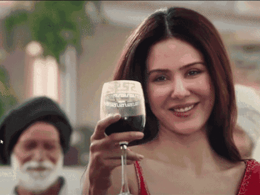 एक फिल्म के सीन में हाथ में शराब व सिगरेट का सीन फिल्माती सोनम बाजवा।