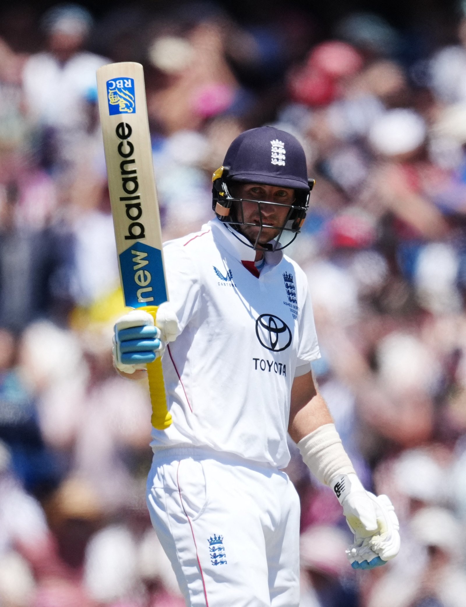 जो रूट ने टेस्ट करियर का 41वां शतक जड़ा।