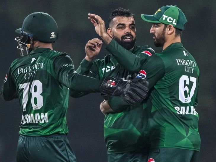 शादाब खान ने 2 विकेट लिए।