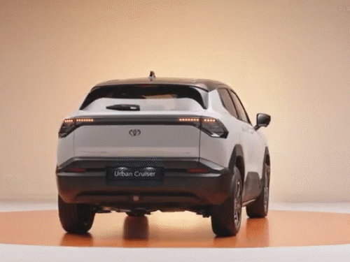 टोयोटा अर्बन क्रूजर को ई-विटारा से अलग दिखाने के लिए कॉस्मेटिक चेंजेस किए गए हैं।