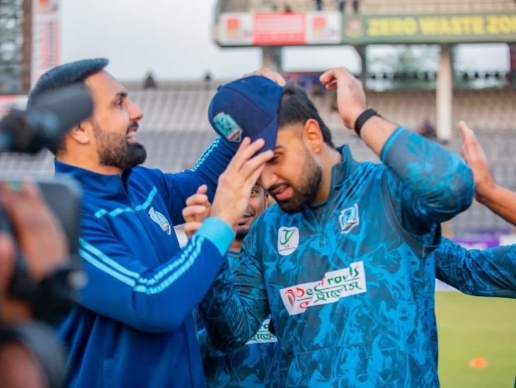 बेटे हसन ईसाखिल को डेब्यू कैप पहनाते मोहम्मद नबी। - Dainik Bhaskar