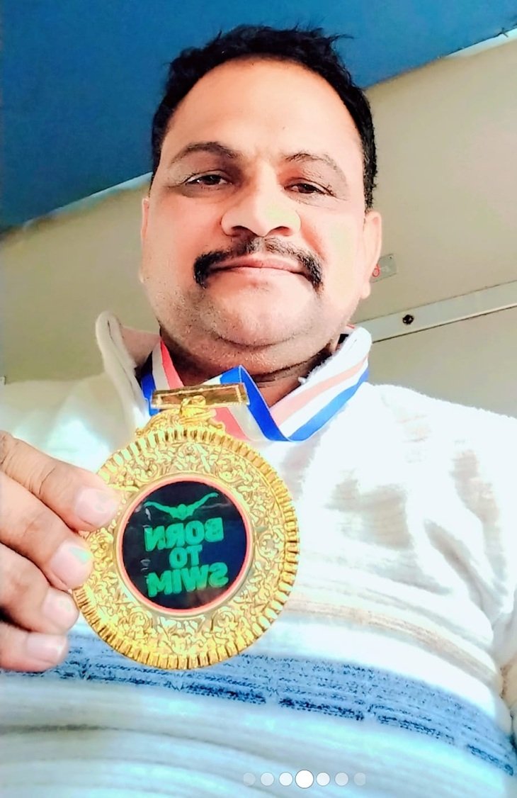 जीता हुआ मेडल दिखाते दिव्यांग तैराक सुरेंद्र ढाका।